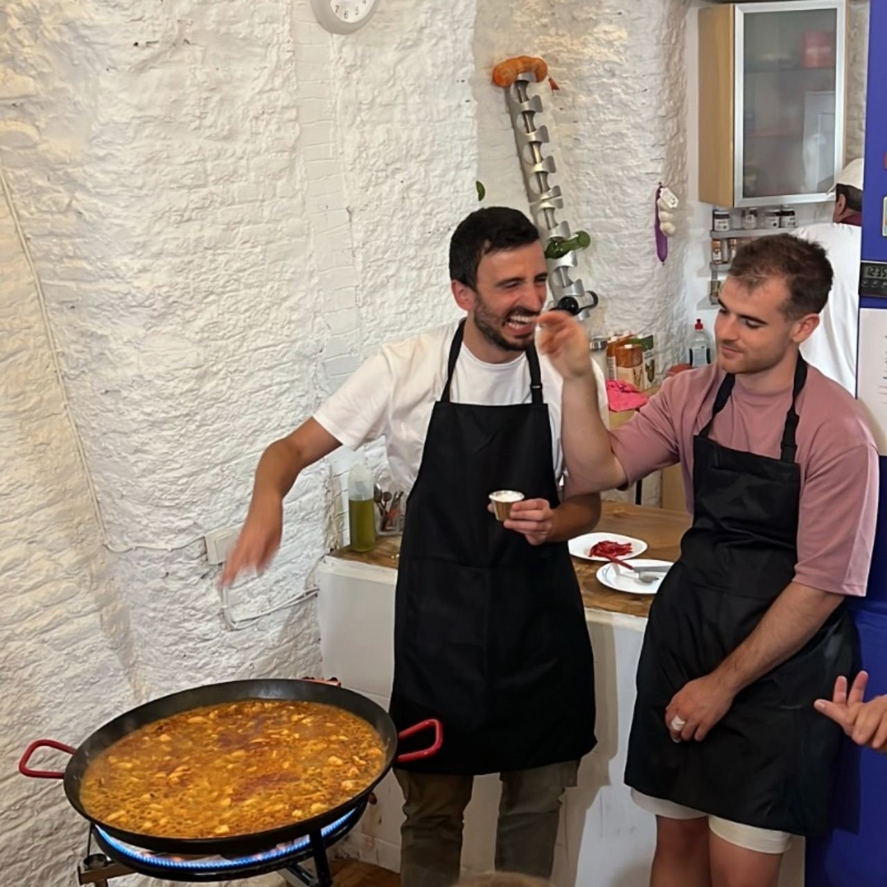 Taller de paella y sangría en Madrid con ambiente social y divertido